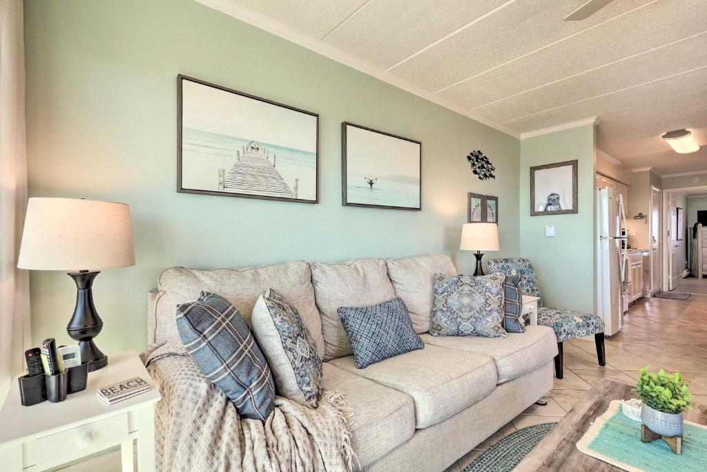 Posezení v ubytování End-Unit Ocean City Condo with Panoramic Views!