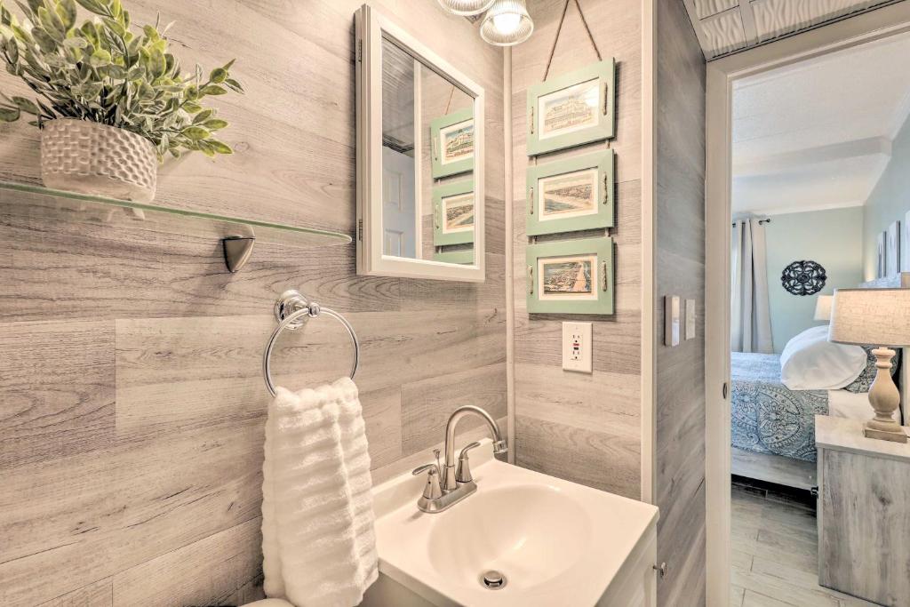 Koupelna v ubytování End-Unit Ocean City Condo with Panoramic Views!
