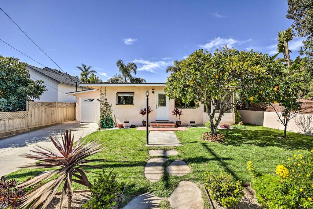 聖巴巴拉的住宿－Santa Barbara Home with Private Outdoor Pool!，一座房子,有橘子树的院子