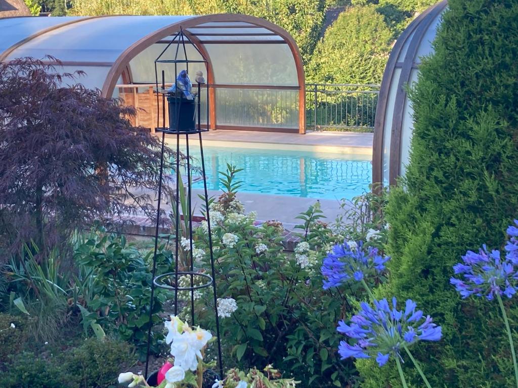 a garden with a gazebo and a swimming pool at B&B Le Clos du Phare - En campagne in Saint-Samson-de-la-Roque