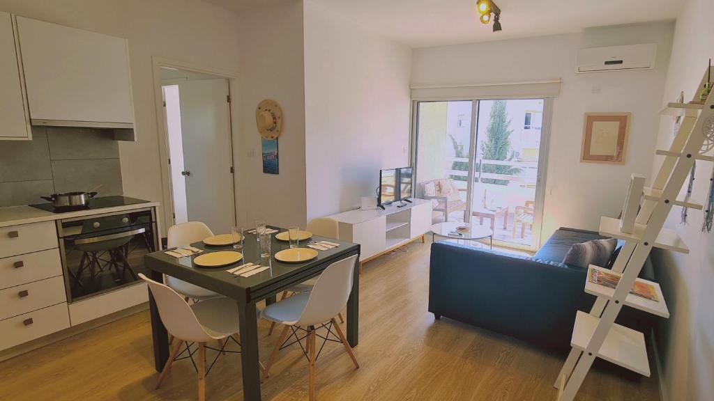 een keuken en eetkamer met een tafel en stoelen bij STAY Vivid City Apartment in Limassol