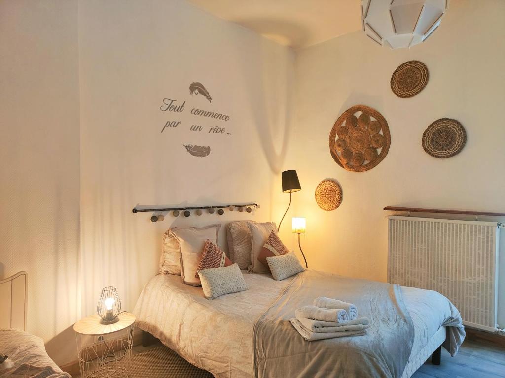 um quarto com uma cama com toalhas em Le Ty Rose em Dinan