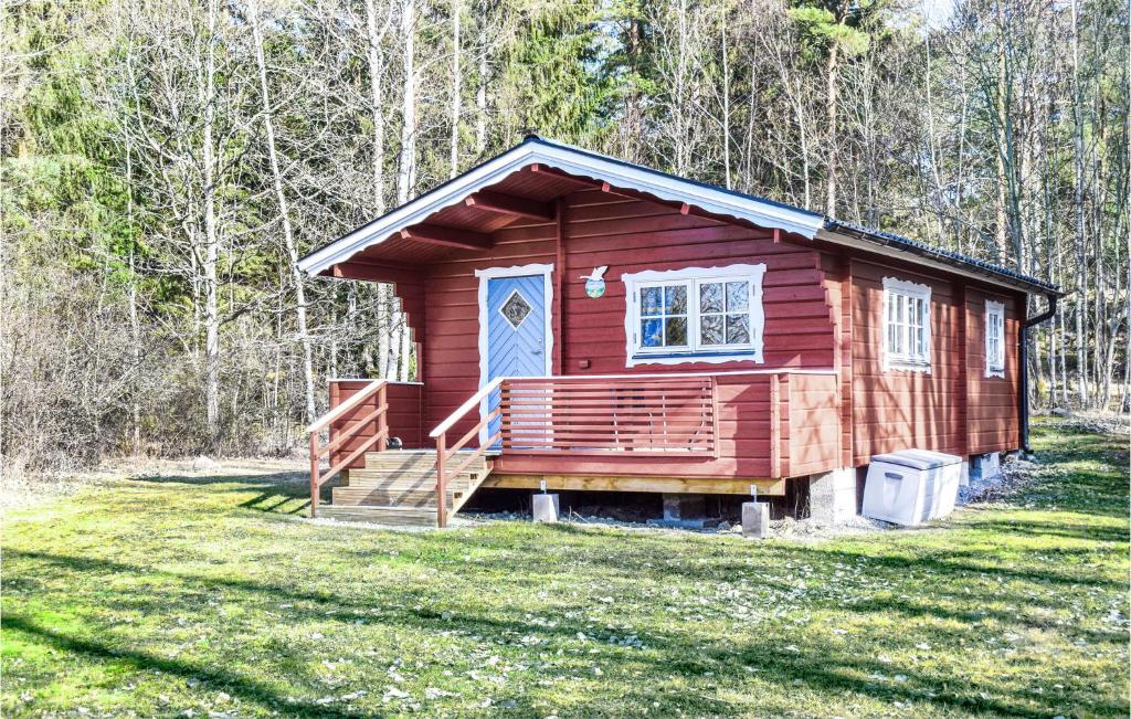 een kleine rode hut met een veranda en een deur bij 2 Bedroom Amazing Home In Sderkping in Söderköping