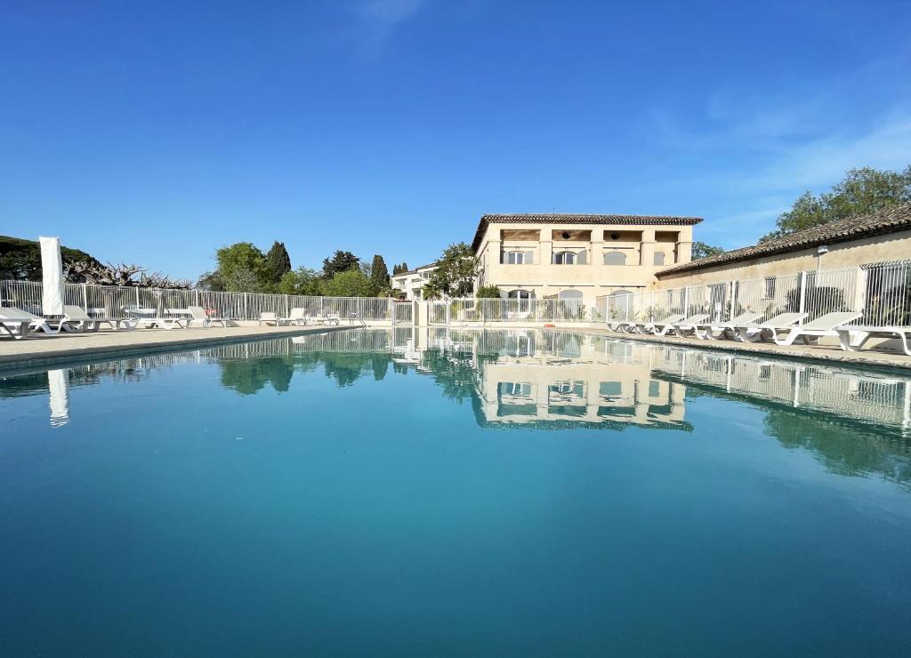 Bazén v ubytování Appartement 4 en duplex - LES SUITES DE ROBINSON - Résidence avec piscine en bord de Siagne, à Mandelieu-La-Napoule nebo v jeho okolí