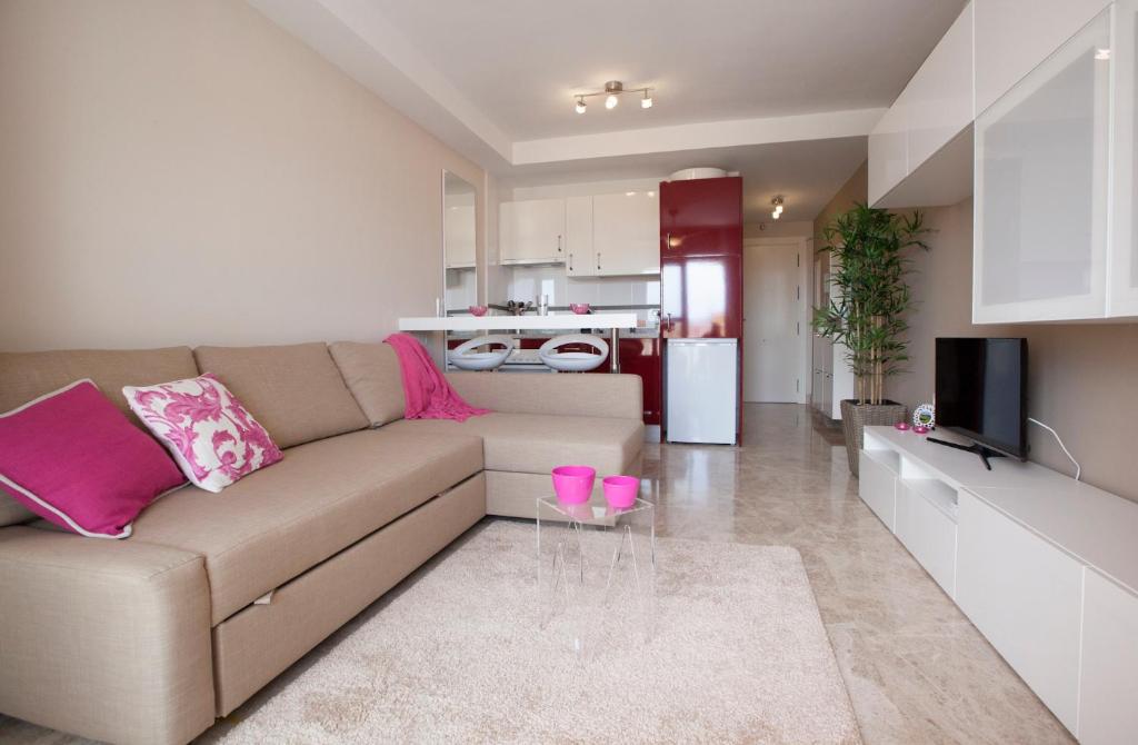 a living room with a couch and a kitchen at Beau studio meublé avec vue mer in Almerimar