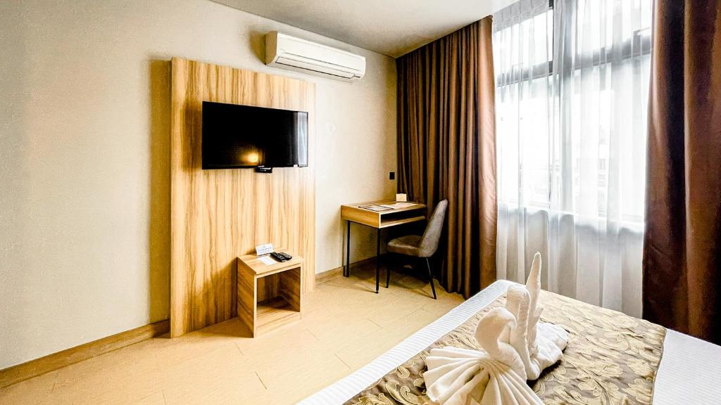 TV a/nebo společenská místnost v ubytování Madison 101 Hotel + Tower