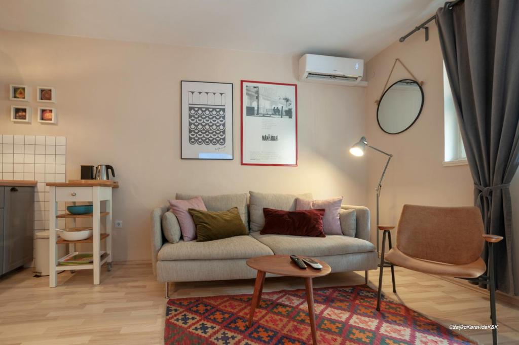 ein Wohnzimmer mit einem Sofa und einem Tisch in der Unterkunft Luciana's city centre hideout in Zadar