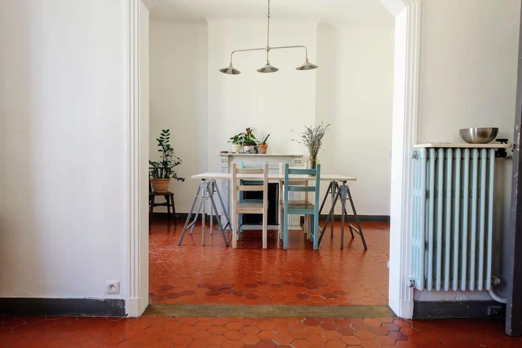 a room with a table and chairs and a table and a room with a table at Tout le charme de l&#39;ancien marseillais in Marseille