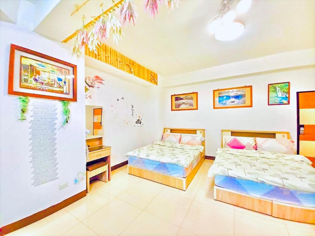 una camera con 2 letti e una scrivania di Lohas-artist B&B a Chaozhou