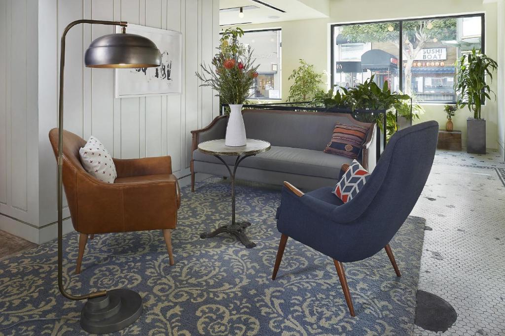 uma sala de estar com duas cadeiras e um sofá em Hotel G San Francisco em São Francisco