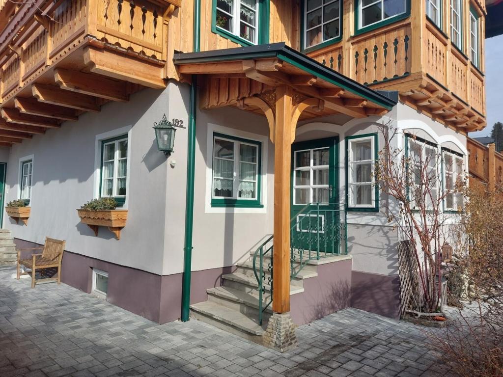 ein Gebäude mit einer grünen Tür und einem Balkon in der Unterkunft Ferienwohnung Salzafeld in Bad Mitterndorf