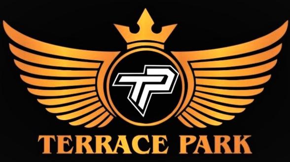 un logotipo para un equipo de raptor de fútbol con alas en Hotel Terrace Park en Pātan