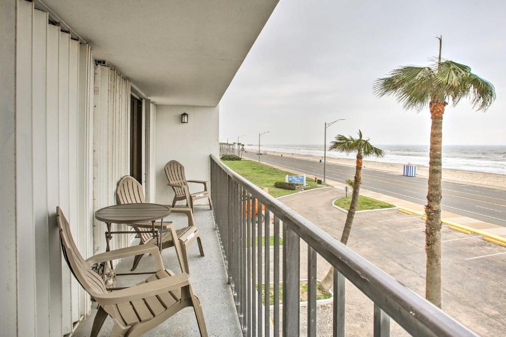 Galveston Condo with Ocean Views and Outdoor Pool, Галвестън – Обновени  цени 2023