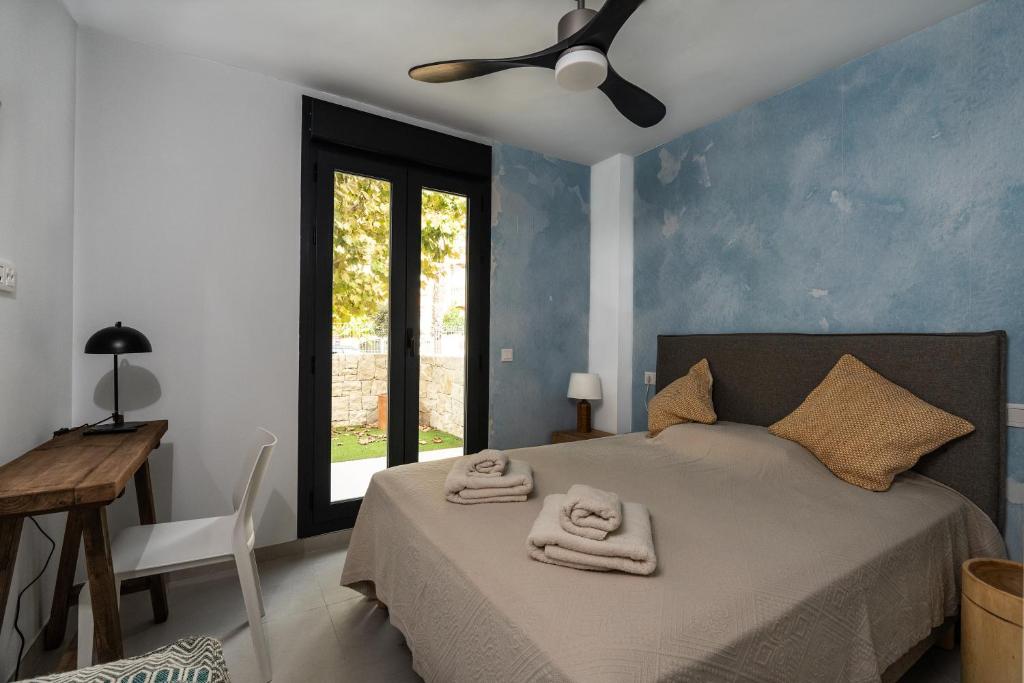 A bed or beds in a room at Prime Spanish Holidays - Marina Bay Apartment