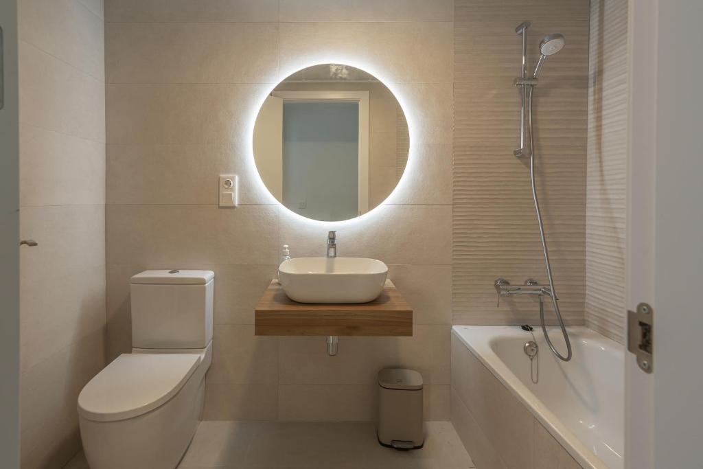 A bathroom at Prime Spanish Holidays - Marina Bay Apartment