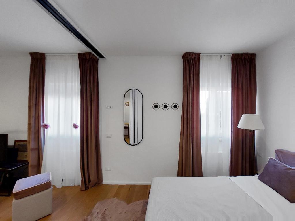 Posteľ alebo postele v izbe v ubytovaní Piazza di Spagna - Suite Donata, strollingrome