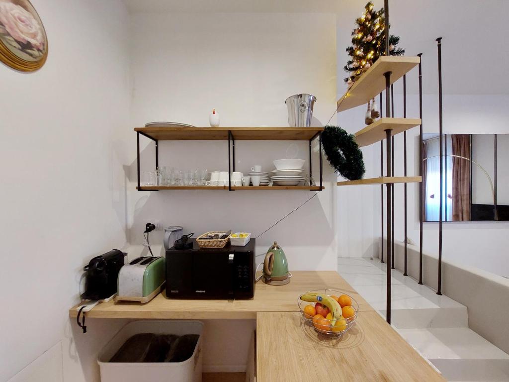 Kuchyňa alebo kuchynka v ubytovaní Piazza di Spagna - Suite Donata, strollingrome