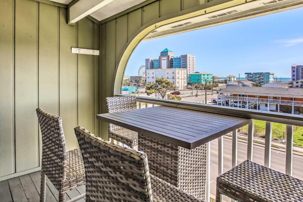 Balkón nebo terasa v ubytování Cozy Carolina Beach Condo with Ocean Views!