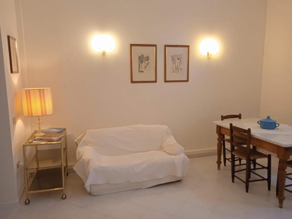 una camera con tavolo, sedia e letto di Casa jacaranda a Cagliari