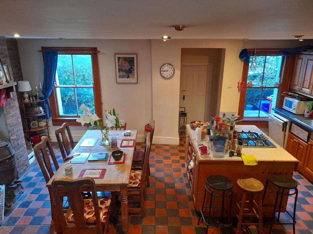 cocina con mesa, sillas y encimera en Annesley Park-Homestay AP en Dublín
