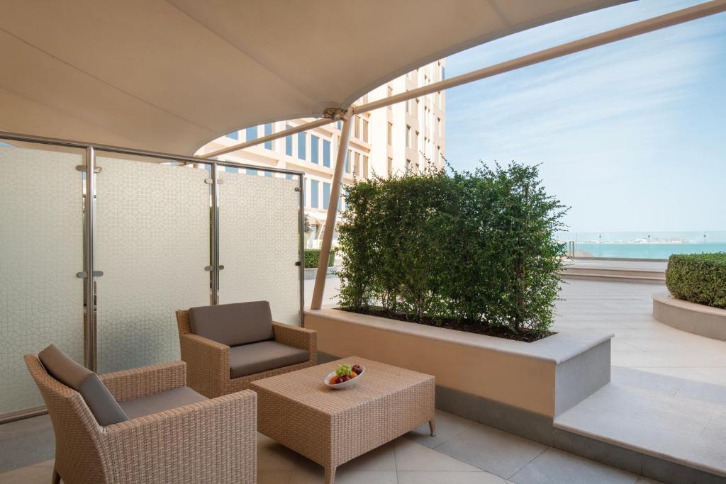 Ein Sitzbereich in der Unterkunft The St. Regis Doha