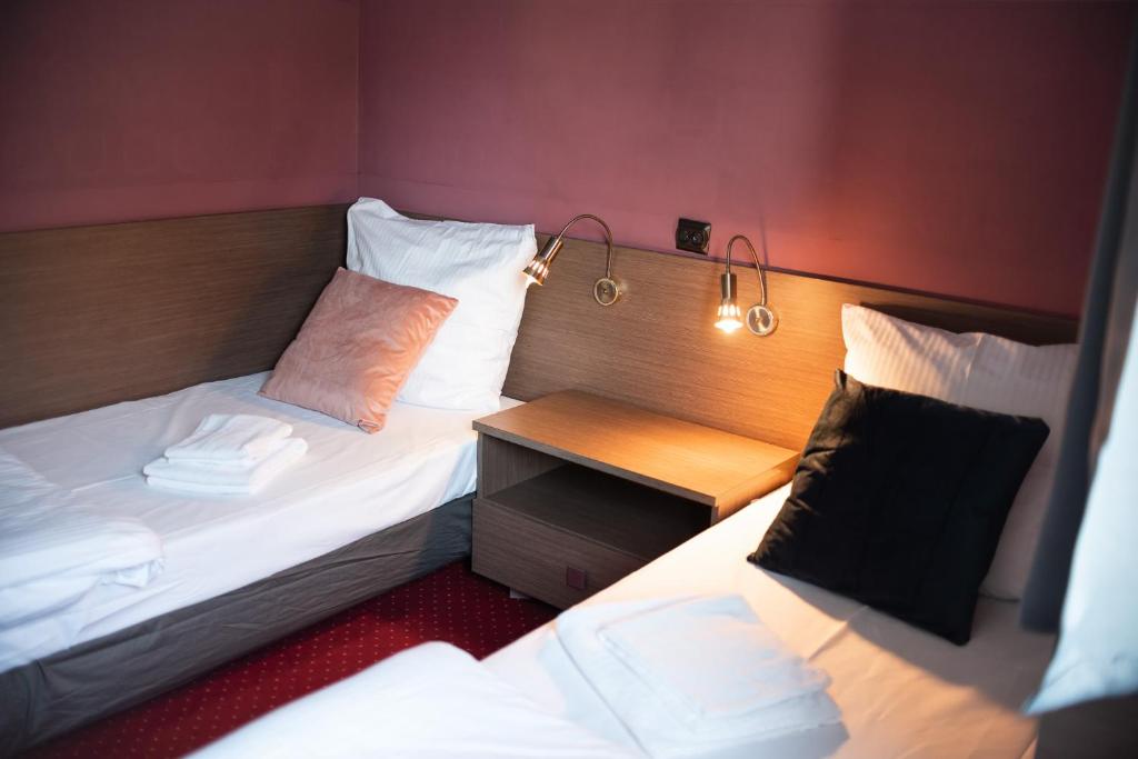 Postel nebo postele na pokoji v ubytování Hotel Podkowa