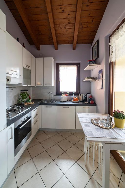 Kuchyň nebo kuchyňský kout v ubytování ROMANTIC LAKE VIEW HOUSE