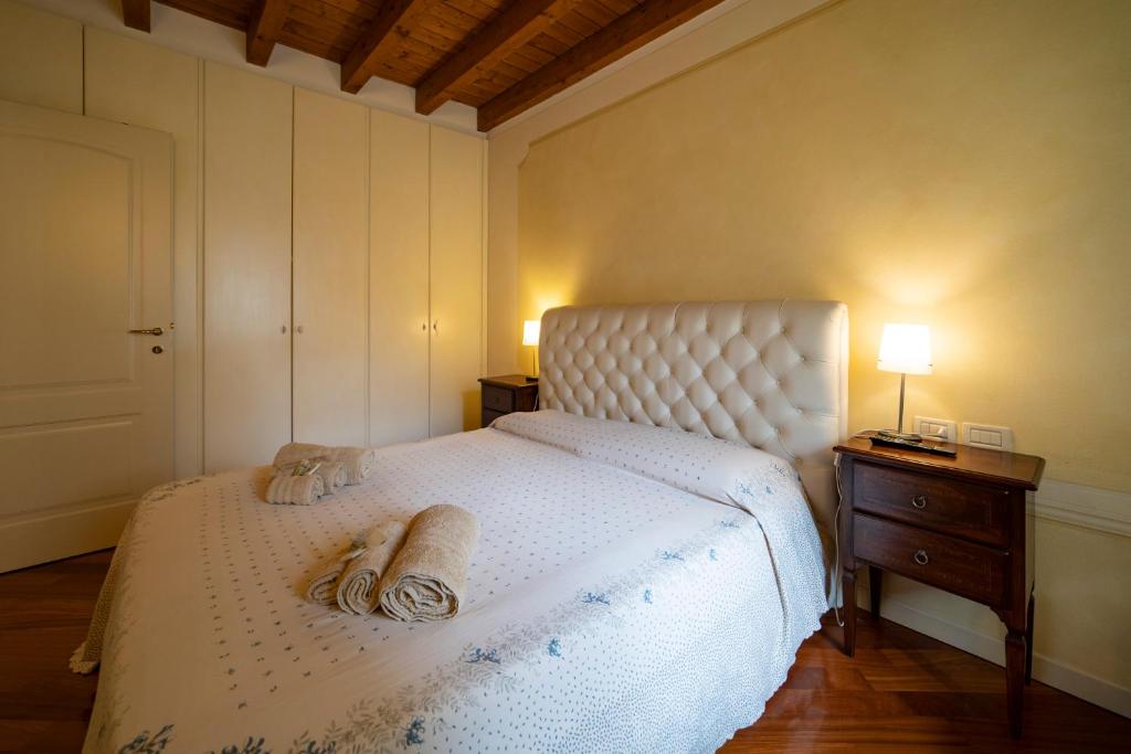 Postel nebo postele na pokoji v ubytování ROMANTIC LAKE VIEW HOUSE