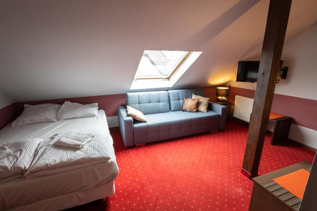 Postel nebo postele na pokoji v ubytování Hotel Podkowa