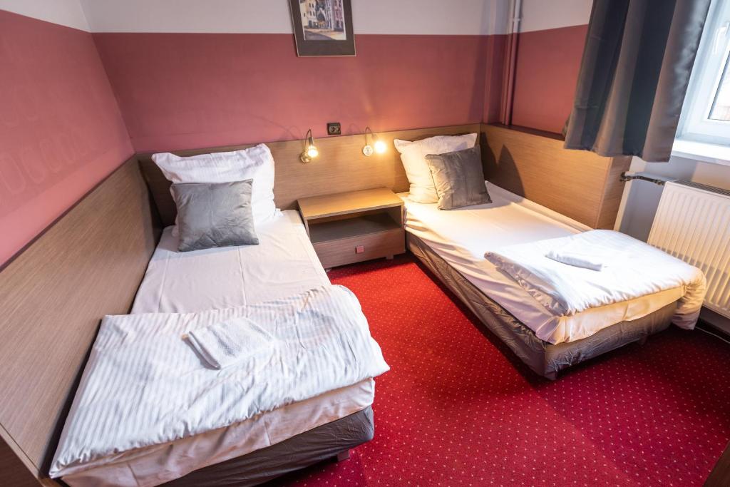 Postel nebo postele na pokoji v ubytování Hotel Podkowa