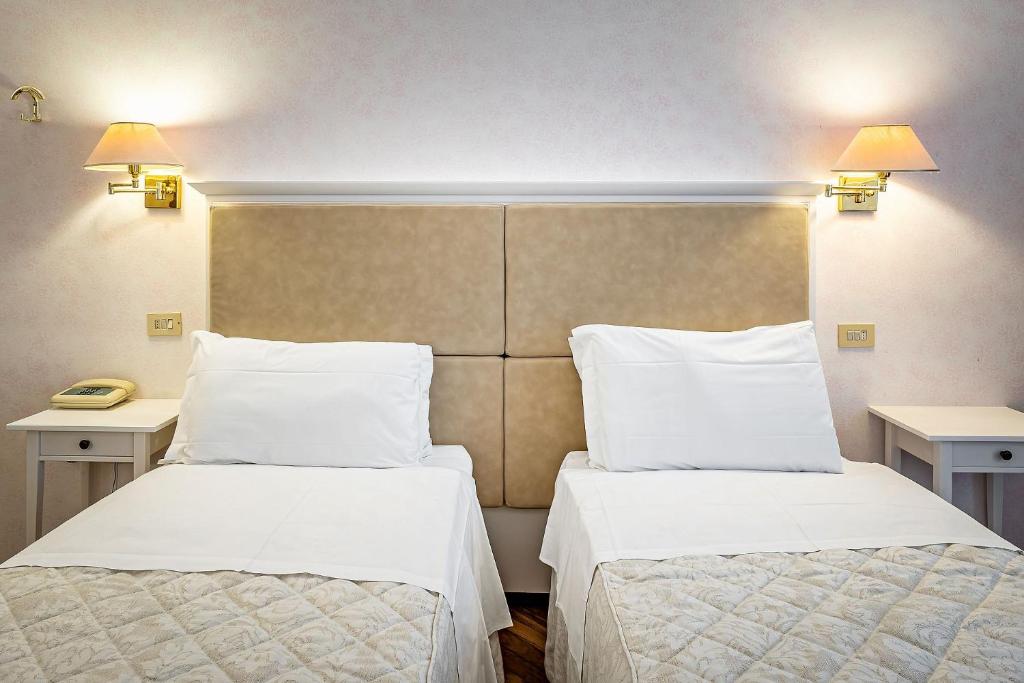A bed or beds in a room at Hotel Alessandra