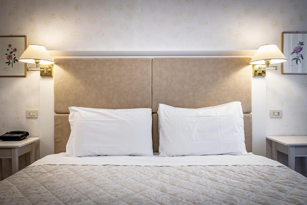 A bed or beds in a room at Hotel Alessandra