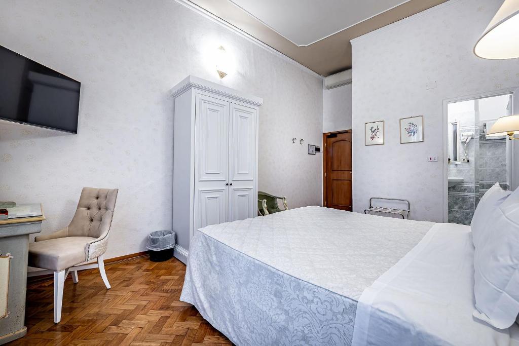 A bed or beds in a room at Hotel Alessandra