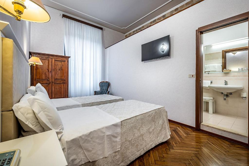A television and/or entertainment centre at Hotel Alessandra