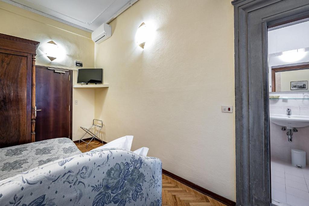 A bed or beds in a room at Hotel Alessandra