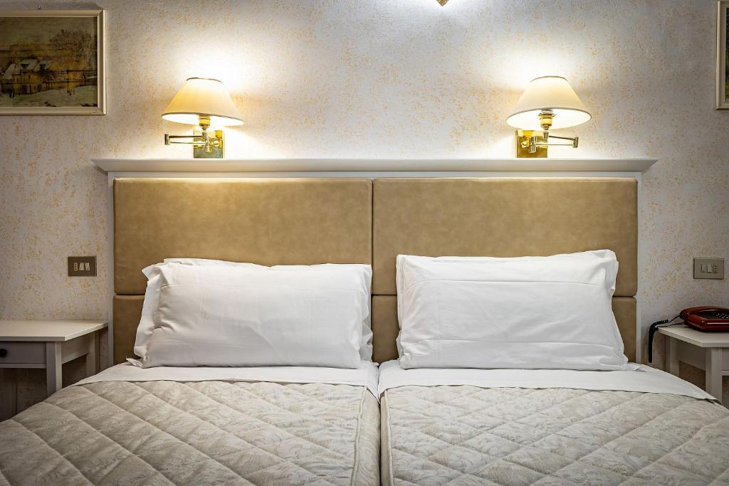 A bed or beds in a room at Hotel Alessandra