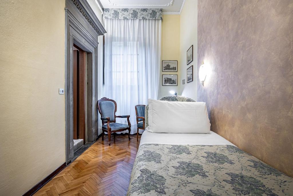 A bed or beds in a room at Hotel Alessandra