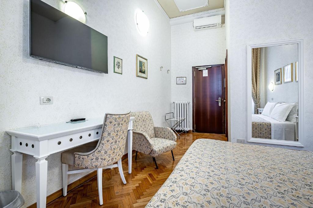 A television and/or entertainment centre at Hotel Alessandra