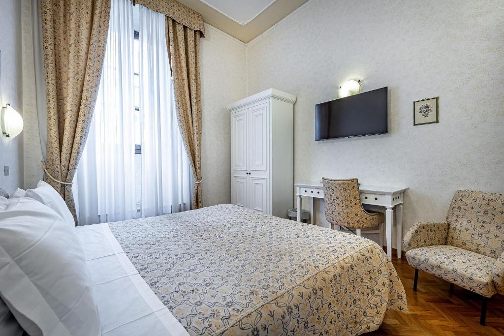 A bed or beds in a room at Hotel Alessandra
