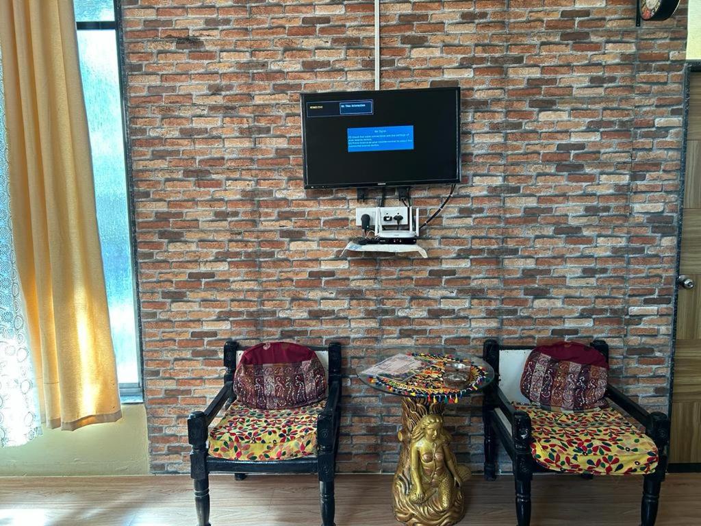TV a/nebo společenská místnost v ubytování Suman Madhu Mansion