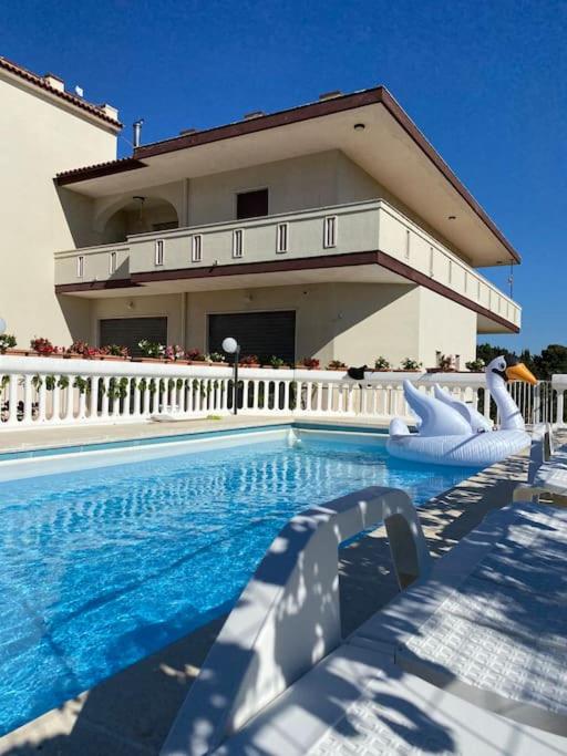 ein Pool vor einem Haus in der Unterkunft Casa Linda in Cisternino