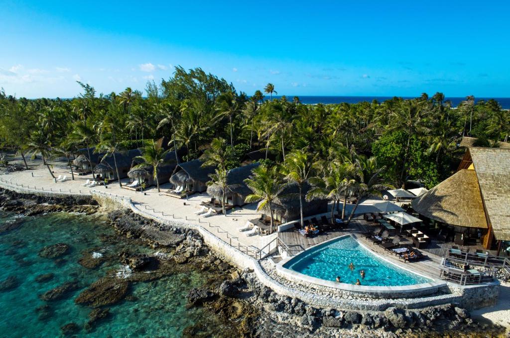 an aerial view of the pool at the resort at Maitai Rangiroa in Avatoru