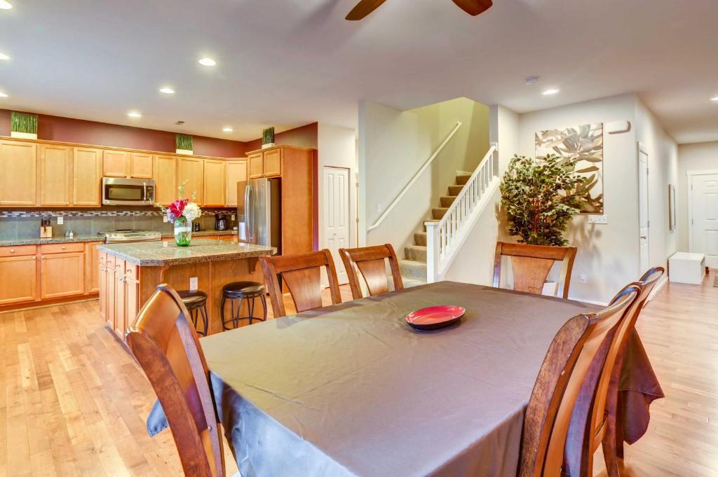 Kuchyň nebo kuchyňský kout v ubytování Spacious Kent Home Near SeaTac Airport with Patio