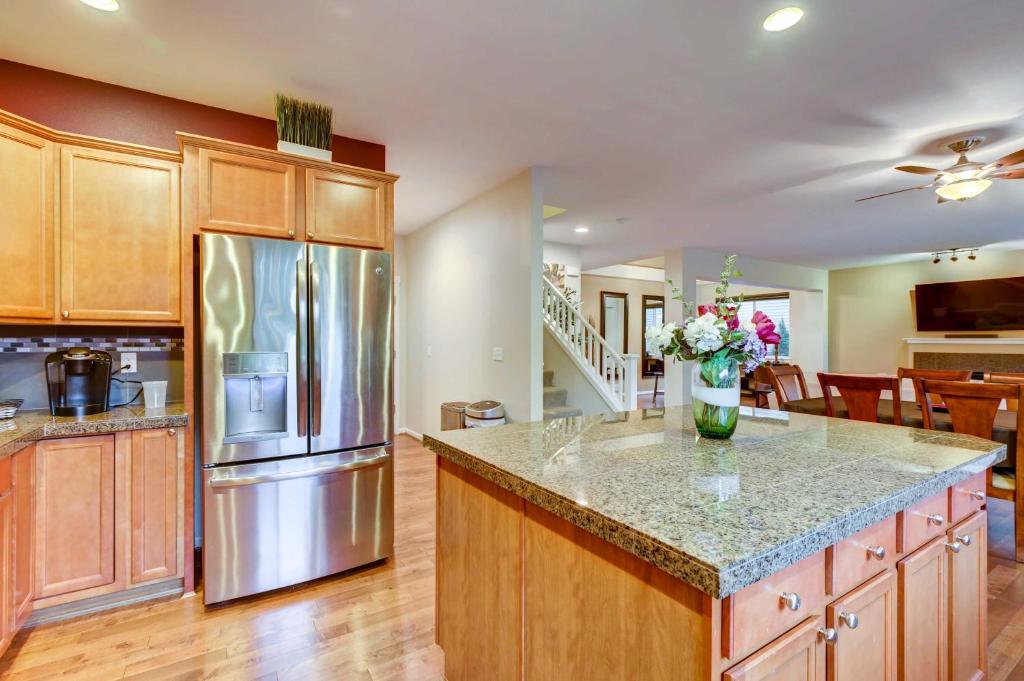 Kuchyň nebo kuchyňský kout v ubytování Spacious Kent Home Near SeaTac Airport with Patio