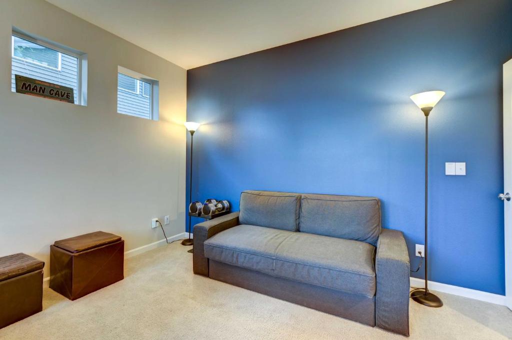Posezení v ubytování Spacious Kent Home Near SeaTac Airport with Patio