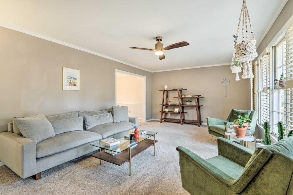 Φωτογραφία από το άλμπουμ του Spacious Stone Mountain Home with Fire Pit σε Stone Mountain