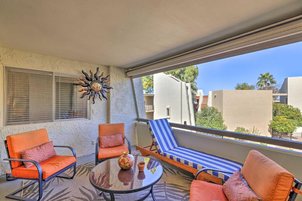 uma varanda com cadeiras, uma mesa e uma janela em Scottsdale Resort Condo Near Old Town! em Scottsdale