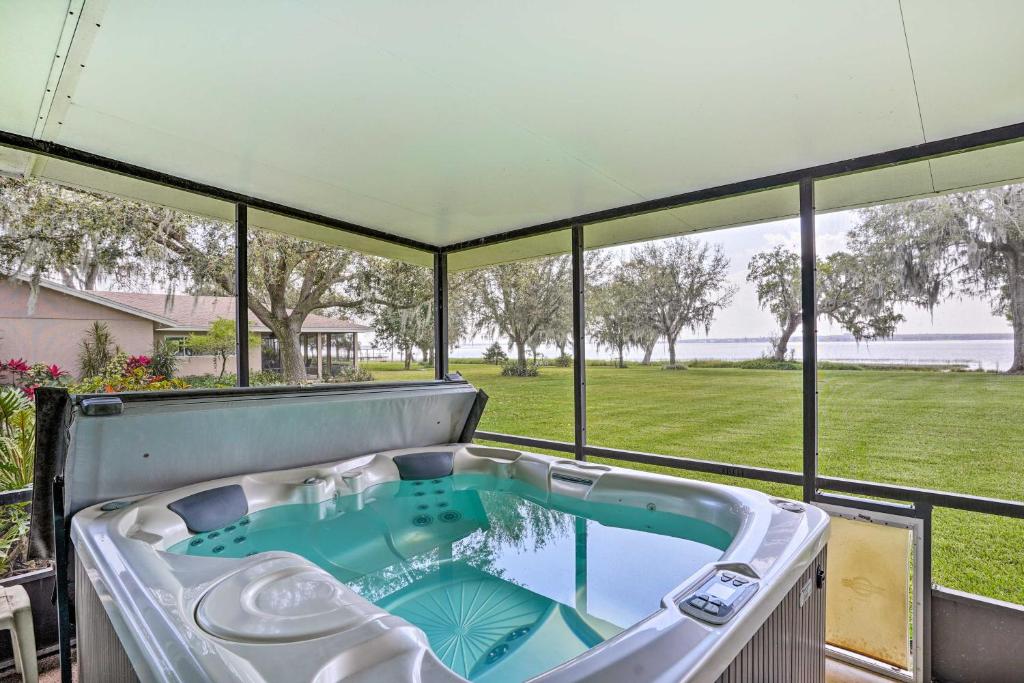 una bañera de hidromasaje en un patio con vistas a un patio en Cozy Frostproof Escape with Private Hot Tub!, en Frostproof