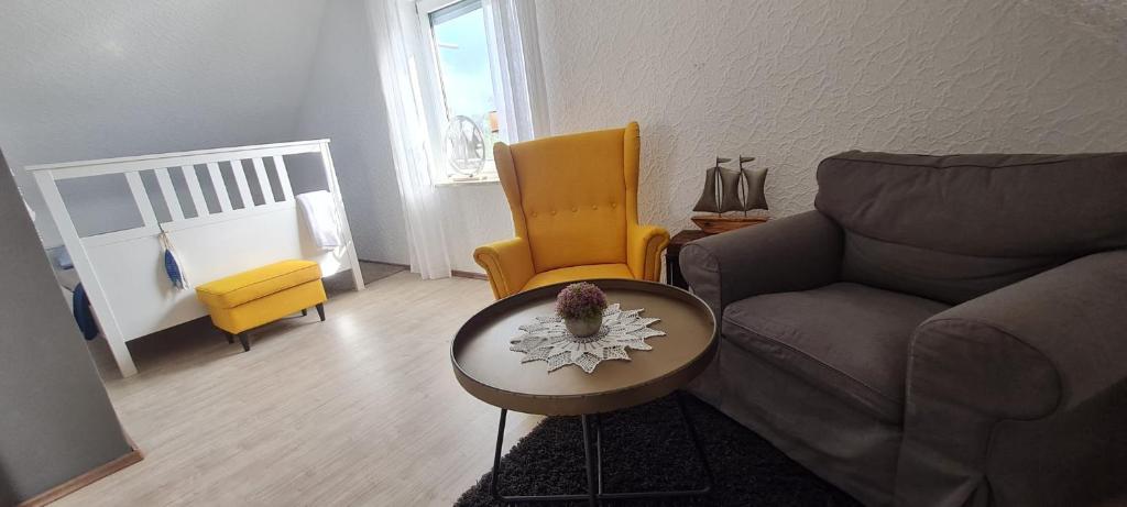 - un salon avec un canapé et une table dans l'établissement Ferienwohnung Hafen Rosi, à Bremerhaven