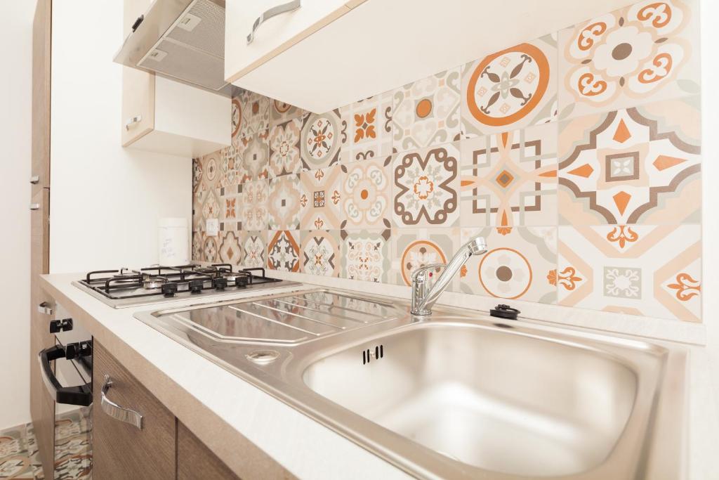 une cuisine avec un évier et une cuisinière dans l'établissement Main Square Apartment, à Pula